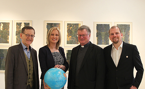 (v.l.) Matthäus Fellinger (Ehrenamtl. Vorsitzender Welthaus der Diözese Linz), Michaela Leppen (Leiterin Team Frauen, Verantwortliche der Aktion Familienfasttag der kfb), Manfred Scheuer (Bischof), Thomas Banasik (Geschäftsführer Welthaus)