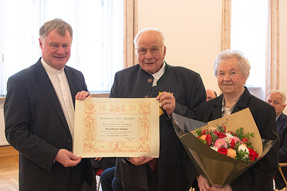 (v.l.) Bischof Manfred Scheuer, der Geehrte Georg Windtner sowie seine Gattin Christine Windtner