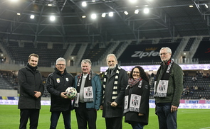 Bei der Stadionsegnung (von rechts): Dechant Christian Zoidl, Pfarrassistentin Monika Weilguni, Bischofsvikar Willi Vieböck, Bischof Manfred Scheuer, LASK-Generalsekretär Gernot Fellinger und Zeremoniar Ivan Brkić.