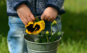 Kinder am Friedhof