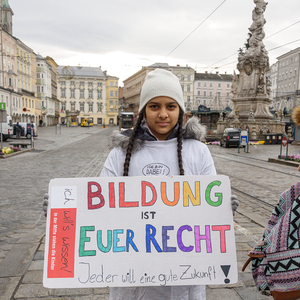 Kinderrechteaktion Auf der Linzer Landstraße machten SchülerInnen der BRG Hammerlingstraße gemeinsam mit der Katholischen Jungschar Linz auf den Tag der Kinderrechte aufmerksam. Auf Plakaten zeigten sie ihre Forderungen zum Recht auf Bildung - 'ich w