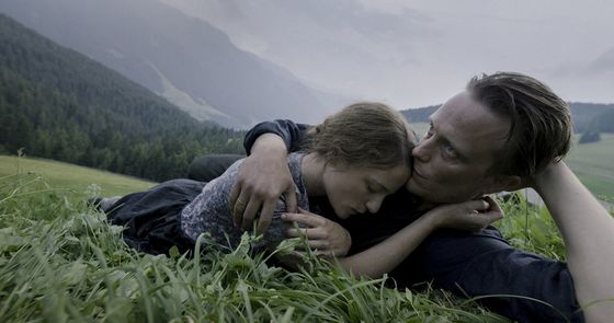 Szene aus 'Ein verborgenes Leben' mit Valerie Pachner und August Diehl