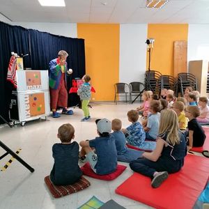 Zauberclown Maxi in der Bibliothek Wolfern