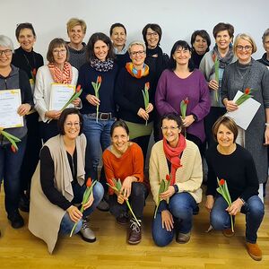 Gratuliere den engagierten Absolventinnen! ganz links: Christian Dandl, BibliotheksfachstelleOÖ; ganz rechts: Lehrgangsleiterin Stephanie Millinger von SPIEGEL Elternbildung