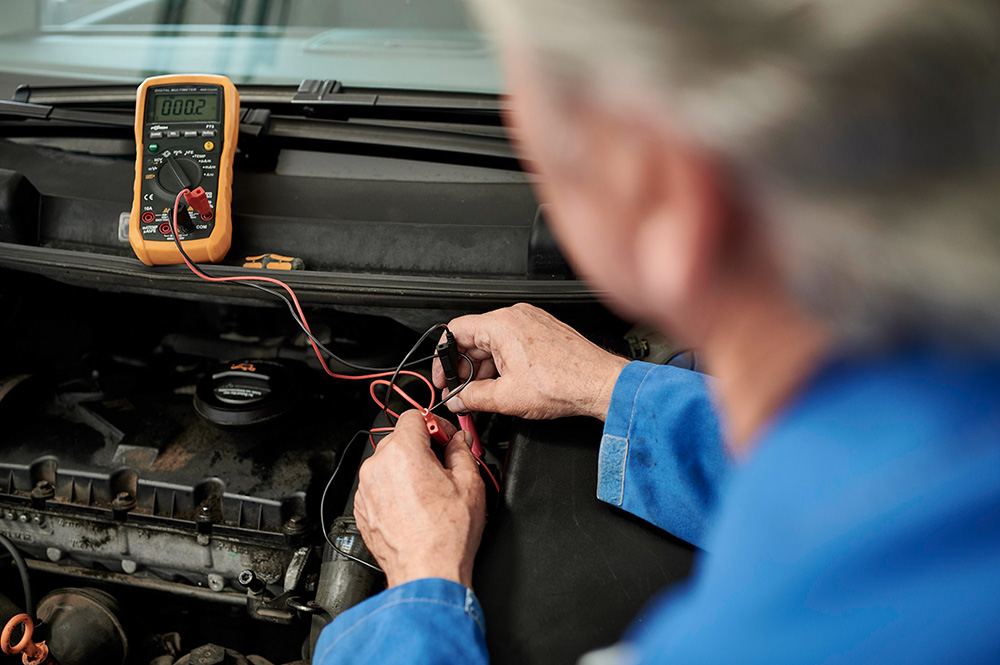 In seiner alten Firma überprüft Eidenhammer die Autos