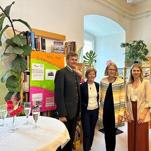 von links: Bürgermeister Mag. Anton Silber, Bibliotheksleiterin Roswitha Hinterleitner,  LHStv.in Mag.a Christine Haberlander, Vizebürgermeisterin Mag.a Katrin Krenn