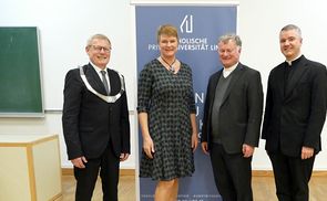 V. l.: Rektor Univ.-Prof. Dr. Christoph Niemand (KU Linz), Univ.-Prof.in Dr.in Ines Weber (KU Linz), Bischof Dr. Manfred Scheuer (Diözese Linz), Bischofsvikar MMMag. Patrick Schöder OSB (Diözese St. Pölten).