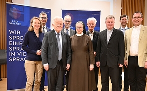 V. l.: Ökumene-Referentin Gudrun Becker, Florian Wegscheider, Vorsitzender Josef Pühringer, Präsident Alfons M. Kloss, Sr. Barbara Lehner, Wolfgang Weidl, Bischof Manfred Scheuer, Generalsekretär Bernd Mussinghoff, Referent Stefan Gugerel