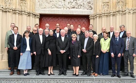 Mitglieder der Bischofskonferenz, der Unabhängigen Opferschutzkommission sowie kirchliche Opferschutzeinrichtungen