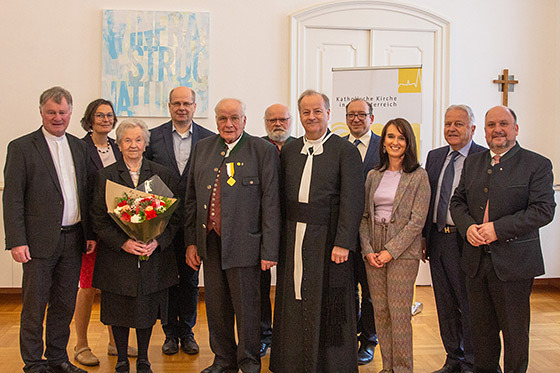 (v.l). der Geehrte Georg Windtner (5. v. l.) mit Familienangehörigen, Bischof Scheuer (1. v. l.) sowie Vertreter:innen der Diözese und Politik
