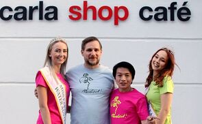 V. l.: Miss Earth Water Austria 2022 Lena Schrems, Künstler Lukas J. Aigner, Designer La Hong und Miss Earth Fire Austria 2022 Susanne Radlmayr.