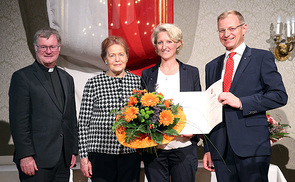 Die Gewinnerin des Eduard-Ploier-Journalistenpreises 2019, Christine Grüll, mit Bischof Manfred Scheuer, Elisabeth Maria Ploier und Landeshauptmann Thomas Stelzer