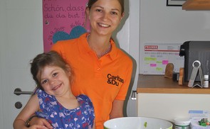 Caritas-Mitarbeiterin Sofie Neuwirth hat die Kinder auch bei den Hausarbeiten mit eingebunden.