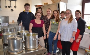 Schülerinnen und Schüler beim Zubereiten der Fastensuppe