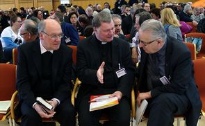Pastoraltagung 2017 (v. l.): Die Bischöfe Alois Schwarz, Manfred Scheuer und Seelsorgeamtsleiter Balthasar Sieberer im Gespräch