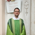 Priester bekleidet mit Albe und Kasel. © KIZ
