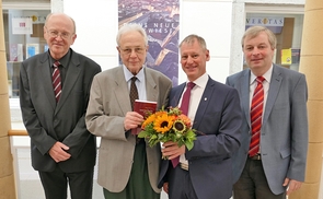 V. l.: Univ.-Prof. em. Dr. Rudolf Langthaler, Univ.-Prof. em. DDr. Walter Raberger, Rektor Univ.-Prof. Dr. Franz Gruber, Univ.-Prof. DDr. Franz Gmainer-Pranz