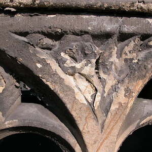 Brüstungsdetail vor der Restaurierung