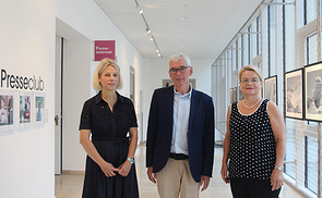(v.l.) Barbara Lanzerstorfer-Holzner, TelefonSeelsorge OÖ, Josef Hölzl, EZIEHUNGLEBEN.AT, Silvia Breitwieser, Leiterin TelefonSeelsorge OÖ – Notruf 142