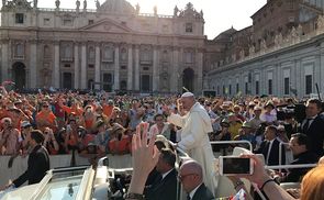 Papstgebet mit 60.000 Jugendlichen am Petersplatz