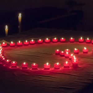 Nacht der 1000 Lichter erstmals auch in in der Pfarre Kirchdorf/Krems. Der Lichterweg begann am Kirchenplatz und führte durch die Kirche. Dort gab es mehrere Impuls-Stationen: Genussmeditation, Namensbänke wie Glaubensbank, Kraftbank, Gott-Sei-Dank-B