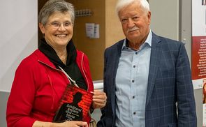 Sr. Maria Schlackl mit Buchautor Manfred Paulus