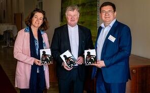 Die Herausgeber:innen Elisabeth Leitner (re.) und Heinz Niederleitner (li.) überreichen Bischof Scheuer (Mitte) die frisch gedruckte Broschüre