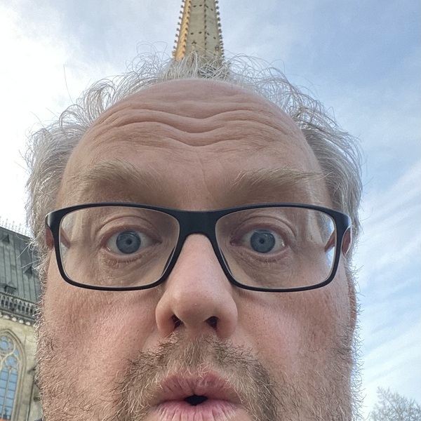 Günther Lainer vor dem Mariendom / Günther Lainer Im Schatten des Mariendoms – eine wahre Geschichte