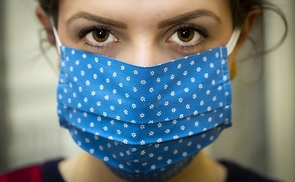 Die Maske schützt - auch beim Bewegen im Kirchenraum.