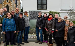 In Erinnerung an die Todesmärsche vor 80 Jahren: Denkmal vor Basilika St. Laurenz