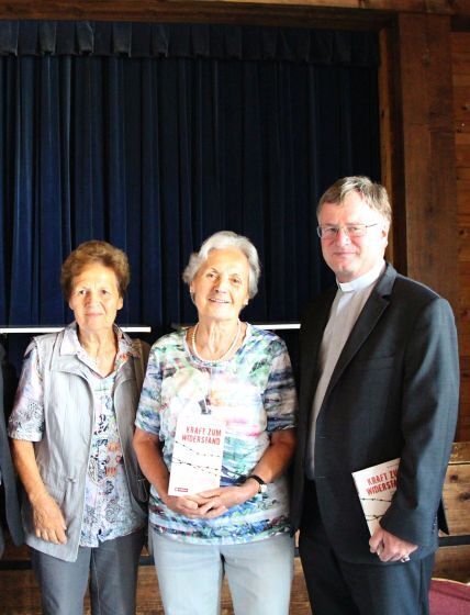 Beim Jägerstätter-Gedenken 2017 in St. Radegund verschenkte Bischof Manfred Scheuer die ersten Exemplare seines Buches „Kraft zum Widerstand“ an die Jägerstätter-Töchter Aloisia Maier (l.) und Maria Dammer (Mitte). 