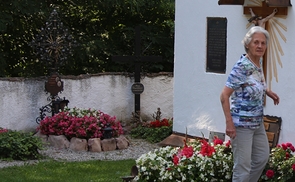 Maria Dammer beim Grab ihrer Eltern Franz und Franziska Jägerstätter in St. Radegund