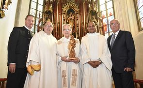 Bürgermeister Helmut Templ, Pfarrassisten Diakon Mag. Landerl, Pfarrmoderator Gerold Harrer, Indischer Priesterfreund Jos, PGR-Obmann Dr. Georg Huber
