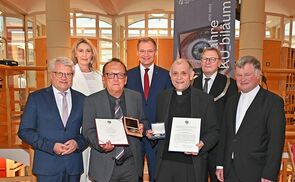 V. l.: Bürgermeister MMag. Klaus Luger, Mag.a Hermine Eder (KU Linz), Peter Vondrak (KU Linz), LH Mag. Thomas Stelzer, Dr. P. Friedrich Bechina (Ehrensenator KU Linz), Rektor Univ.-Prof. Dr. Christoph Niemand (KU Linz), Bischof Dr. Manfred Scheuer