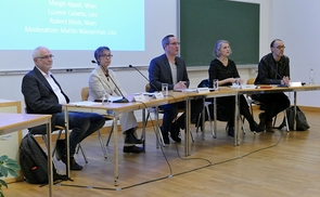 Podiumsdiskussion (v. l.): Univ.-Prof. Dr. Bernhard Laux, Dr. Luzenir Caixeta, Martin Wassermair (Moderation), Mag. Margit Appel, Robert Misik.