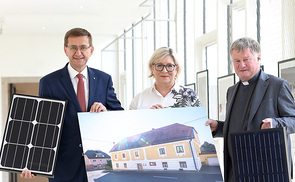 Auf dem Pfarrhof von Schenkenfelden wird das nächste PV-Projekt der Diözese Linz umgesetzt. V. l.: Wirtschafts- und Energie-Landesrat Markus Achleitner, Ing.in Mag.a Petra Weiss, Fachdirektorin Bundesdenkmalamt, und Bischof Dr. Manfred Scheuer.