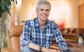 Thomas Brezina hat eine Bibel in Reimen verfasst.