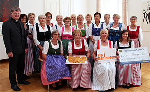 Die Brauchtumsgruppe Prambachkirchen übergab Bischof Scheuer am 24. Mai 2018 einen Scheck mit einer Spende für den Mariendom.