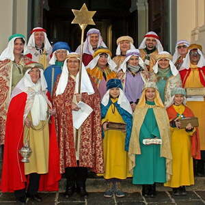 Pfarre Linz-Hl. Familie - Gruppenfoto nach der Sternsingermesse