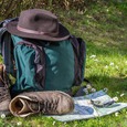 Rucksack und Wanderschuhe / © maxmann/pixabay.com/CC0 1.0 Rucksack und Wanderschuhe