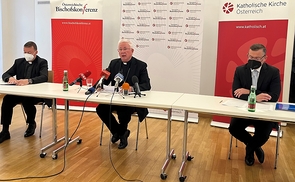 V. l.: Bischofskonferenz-Generalsekretär Peter Schipka, Erzbischof Franz Lackner und Sprecher Paul Wuthe.