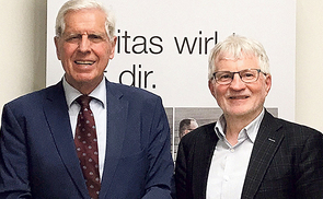 Der ehemalige Caritas-Präsident Franz Küberl (links) bei der Buchpräsentation mit Caritas-OÖ-Direktor Franz Kehrer.
