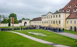 Zug vom Stiftshof zur Basilika