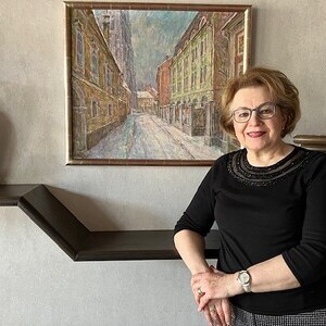 Ingrid Trauner vor einem Bild des Malers Ludwig Schwarzer. Es zeigt die Baumbachstraße, in der die Familie Trauner wohnt.