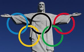 Christusstatue in Rio mit Olympischen Ringen