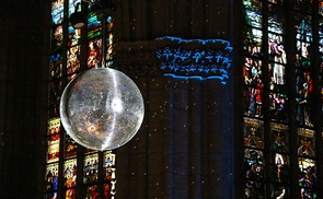 Lichtinstallation mit Spiegelkugel im Linzer Mariendom
