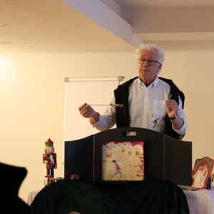 Dr. Reinhard Ehgartner, GF des Österreichischen Bibliothekswerkes, gibt den Teilnehmerinnen Feedback