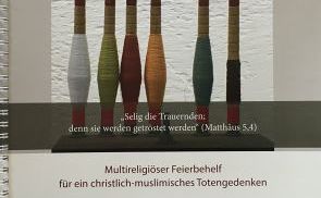 Multireligiöser Feierbehelf für christlich-muslimisches Totengedenken