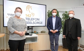 V. l.: Silvia Breitwieser (Leiterin TelefonSeelsorge OÖ), LR Wolfgang Hattmannsdorfer, Generalvikar Severin Lederhilger.