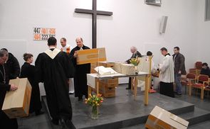 Die symbolische Trennmauer aus Schachteln wird von den VertreterInnen der christlichen Kirchen gemeinsam abgebaut.